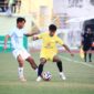 Pemain PS Barito Putera mencoba mempertahankan bola dari tekanan pemain Isen Mulang Kalteng FC