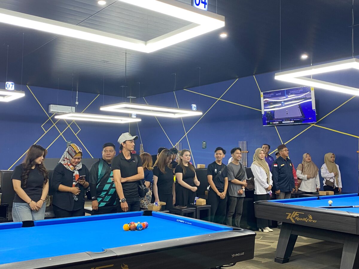 BERBARIS - Suasana pembukaan Kejuaraan Biliar Wali Kota Cup 2026 di Stars Billiard Banjarmasin. (Foto: MGS)