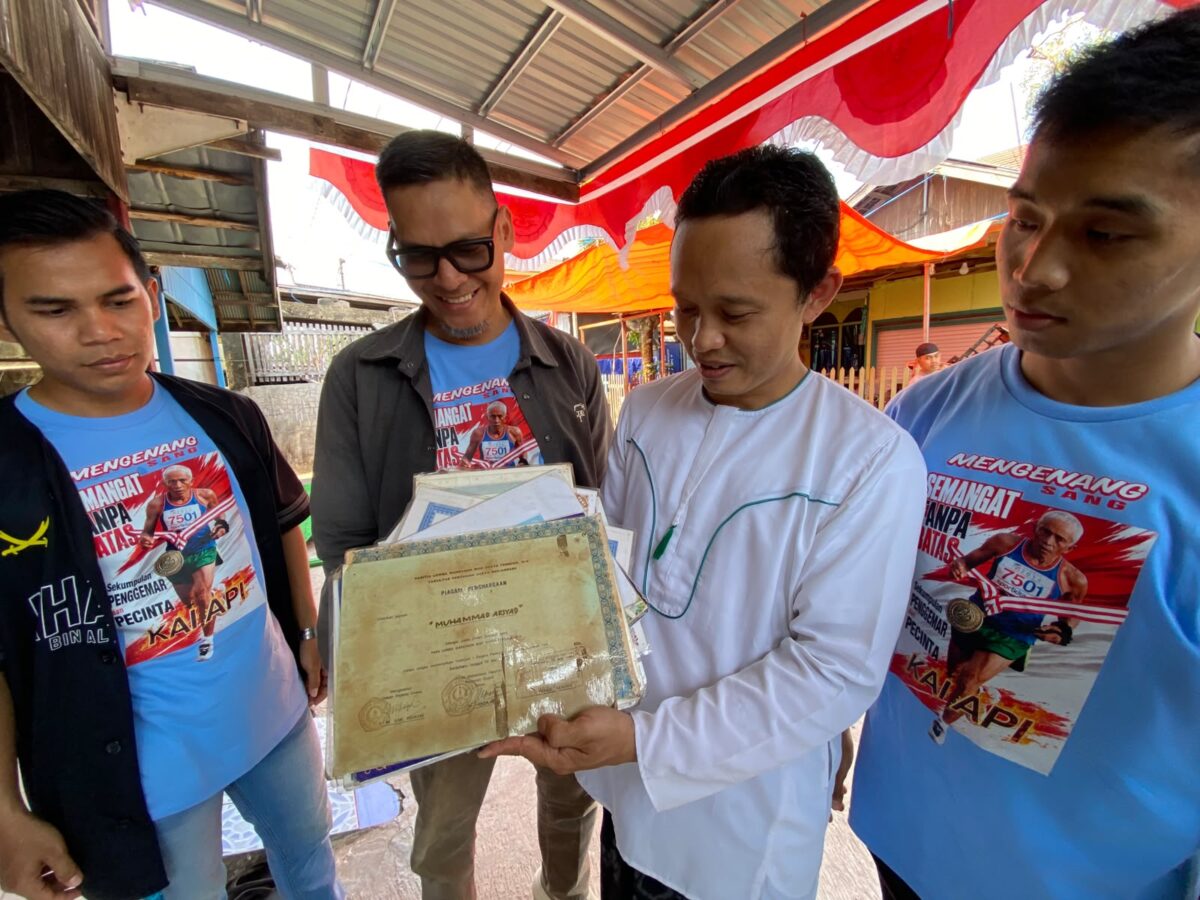 SOSOK - Salah satu anak Muhammad Arsyad atau Kai Api saat memperlihatkan piagam penghargaan Kai Api semasa menjadi atlet. (Foto: MGS)