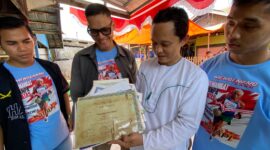 SOSOK - Salah satu anak Muhammad Arsyad atau Kai Api saat memperlihatkan piagam penghargaan Kai Api semasa menjadi atlet. (Foto: MGS)