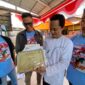 SOSOK - Salah satu anak Muhammad Arsyad atau Kai Api saat memperlihatkan piagam penghargaan Kai Api semasa menjadi atlet. (Foto: MGS)