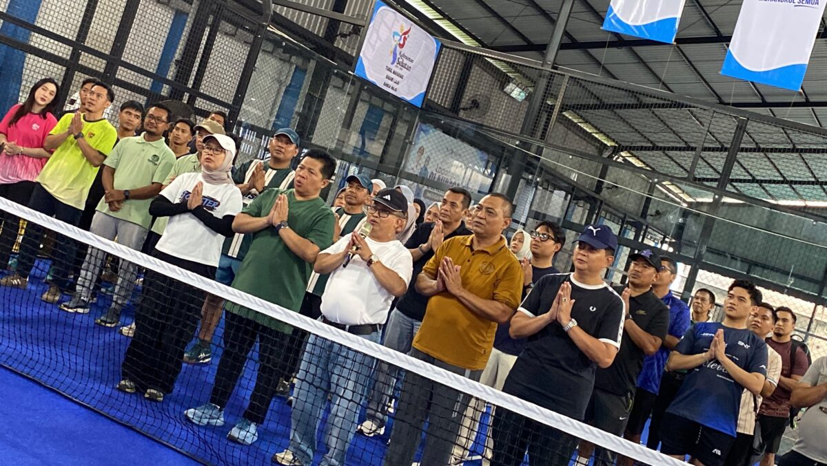 RESMI DIBUKA - Kejuaraan padel antar-SKPD resmi dibuka oleh Asisten Perekonomian dan Pembangunan Setda Provinsi Kalsel, Ariadi Noor. (Foto: MGS)