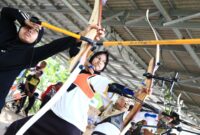 FOKUS - Salah satu paralimpian Kalsel membidik sasaran panahan saat sesi latihan. (Foto: BIR)