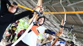 FOKUS - Salah satu paralimpian Kalsel membidik sasaran panahan saat sesi latihan. (Foto: BIR)