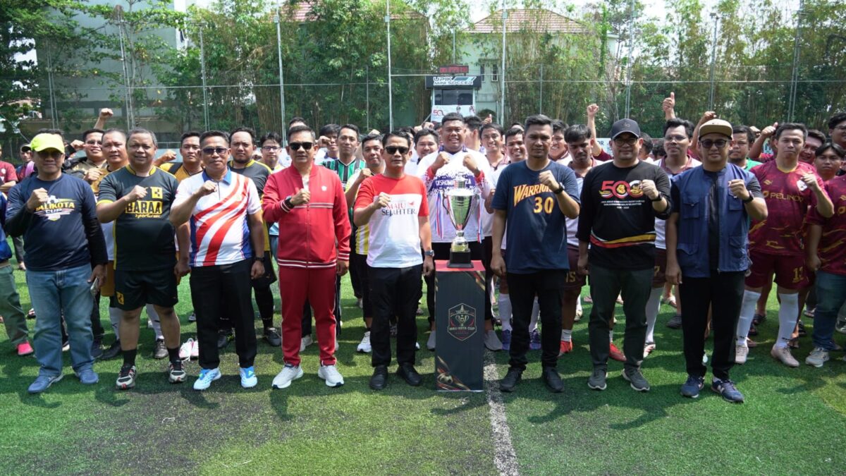 BERFOTO - Pemain dari tim SKPD Banjarmasin beradu strategi dalam Kejuaraan Mini Soccer Wali Kota Cup Tahun 2026. (Foto: RA)