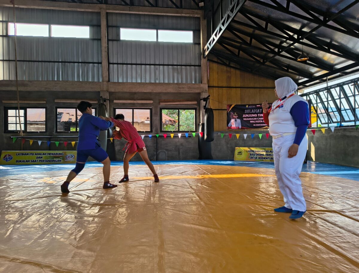 DUEL - Dua atlet muda Sambo bertanding dalam Kejuaraan Sambo Wali Kota Cup 2026 di Banjarmasin. (Foto:RA)