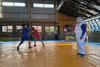 DUEL - Dua atlet muda Sambo bertanding dalam Kejuaraan Sambo Wali Kota Cup 2026 di Banjarmasin. (Foto:RA)