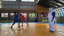 DUEL - Dua atlet muda Sambo bertanding dalam Kejuaraan Sambo Wali Kota Cup 2026 di Banjarmasin. (Foto:RA)