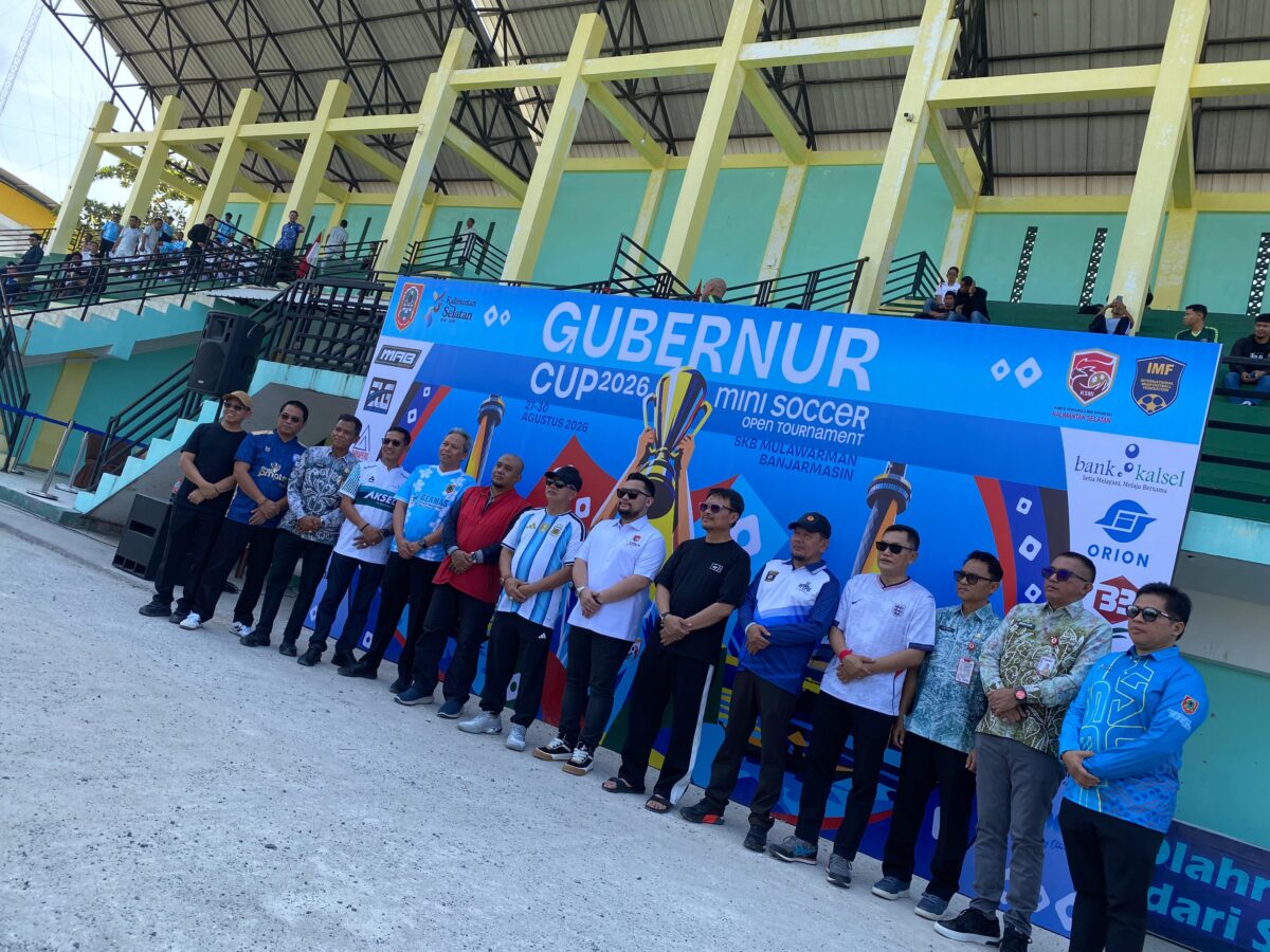 BERFOTO - Sekdaprov Kalsel M Syarifuddin (di tengah), didampingi Kadispora Kalsel Pebriadin Hafiz (jaket merah), Ketua KSMI Kalsel H Rahman (kemeja putih) saat resmi membuka Gubernur Cup Minisoccer 2026. (Foto: MGS)