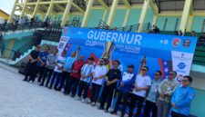 BERFOTO - Sekdaprov Kalsel M Syarifuddin (di tengah), didampingi Kadispora Kalsel Pebriadin Hafiz (jaket merah), Ketua KSMI Kalsel H Rahman (kemeja putih) saat resmi membuka Gubernur Cup Minisoccer 2026. (Foto: MGS)