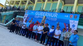 BERFOTO - Sekdaprov Kalsel M Syarifuddin (di tengah), didampingi Kadispora Kalsel Pebriadin Hafiz (jaket merah), Ketua KSMI Kalsel H Rahman (kemeja putih) saat resmi membuka Gubernur Cup Minisoccer 2026. (Foto: MGS)