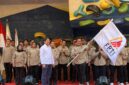 DILANTIK - Ketua FPTI Banjarmasin Ahmad Zazuli menerima bendera FPTI dari Ketua Pengprov FPTI Kalsel Hasnuryadi Sulaiman usai pelantikan, Jum’at (28/8/2026) sore. (Foto: MGS)