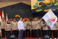 DILANTIK - Ketua FPTI Banjarmasin Ahmad Zazuli menerima bendera FPTI dari Ketua Pengprov FPTI Kalsel Hasnuryadi Sulaiman usai pelantikan, Jum’at (28/8/2026) sore. (Foto: MGS)