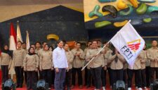 DILANTIK - Ketua FPTI Banjarmasin Ahmad Zazuli menerima bendera FPTI dari Ketua Pengprov FPTI Kalsel Hasnuryadi Sulaiman usai pelantikan, Jum’at (28/8/2026) sore. (Foto: MGS)
