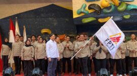 DILANTIK - Ketua FPTI Banjarmasin Ahmad Zazuli menerima bendera FPTI dari Ketua Pengprov FPTI Kalsel Hasnuryadi Sulaiman usai pelantikan, Jum’at (28/8/2026) sore. (Foto: MGS)