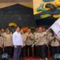 DILANTIK - Ketua FPTI Banjarmasin Ahmad Zazuli menerima bendera FPTI dari Ketua Pengprov FPTI Kalsel Hasnuryadi Sulaiman usai pelantikan, Jum’at (28/8/2026) sore. (Foto: MGS)
