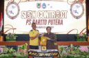 Owner PS Barito Putera, Hasnuryadi Sulaiman, dan Paltih PS Barito Putera, Hendri Susilo usai menandatangani kontrak