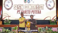 Owner PS Barito Putera, Hasnuryadi Sulaiman, dan Paltih PS Barito Putera, Hendri Susilo usai menandatangani kontrak