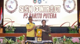 Owner PS Barito Putera, Hasnuryadi Sulaiman, dan Paltih PS Barito Putera, Hendri Susilo usai menandatangani kontrak