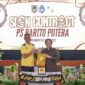 Owner PS Barito Putera, Hasnuryadi Sulaiman, dan Paltih PS Barito Putera, Hendri Susilo usai menandatangani kontrak