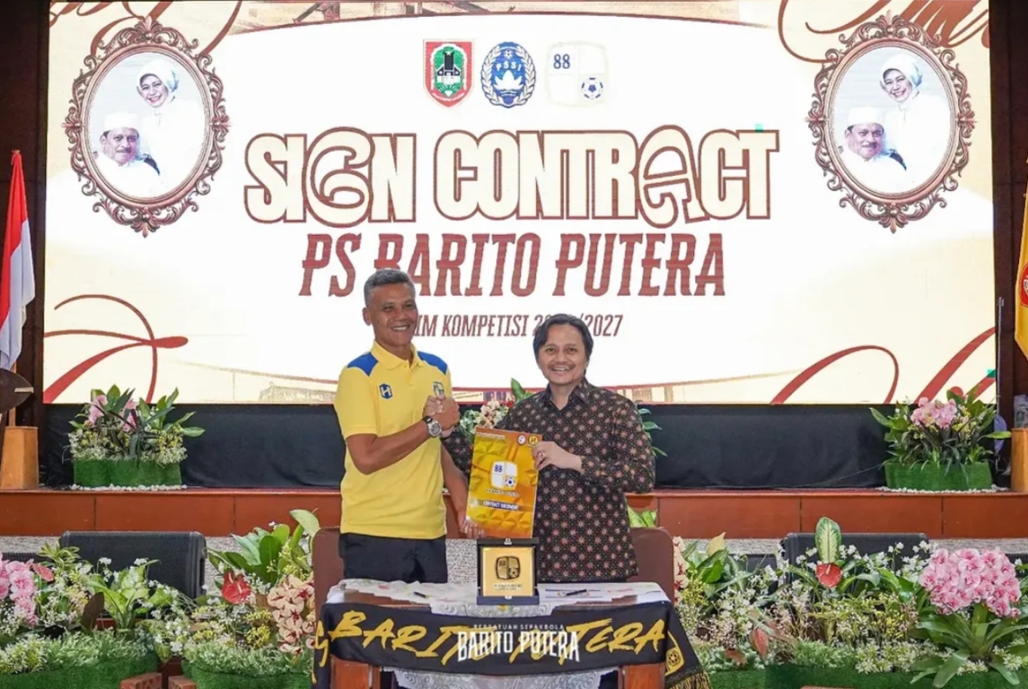 Owner PS Barito Putera, Hasnuryadi Sulaiman, dan Paltih PS Barito Putera, Hendri Susilo usai menandatangani kontrak