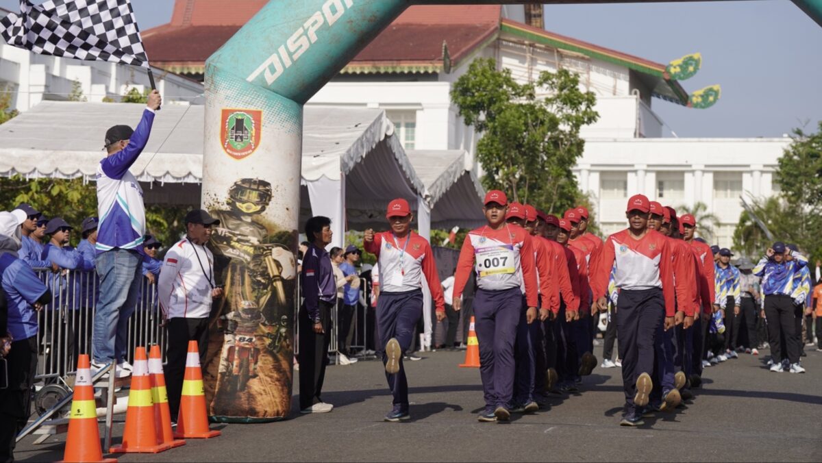 RAPI - Salah satu peserta gerak jalan kemerdekaan melakukan start di area perkantoran Pemprov Kalsel. (Foto: Humas Dispora Kalsel)