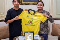 Foto Bersama Owner PS Barito Putera, Hasnuryadi Sulaiman, bersama Kodai Nagashima usai penandatanganan Kontrak pemain