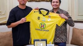 Foto Bersama Owner PS Barito Putera, Hasnuryadi Sulaiman, bersama Kodai Nagashima usai penandatanganan Kontrak pemain