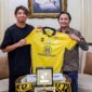 Foto Bersama Owner PS Barito Putera, Hasnuryadi Sulaiman, bersama Kodai Nagashima usai penandatanganan Kontrak pemain