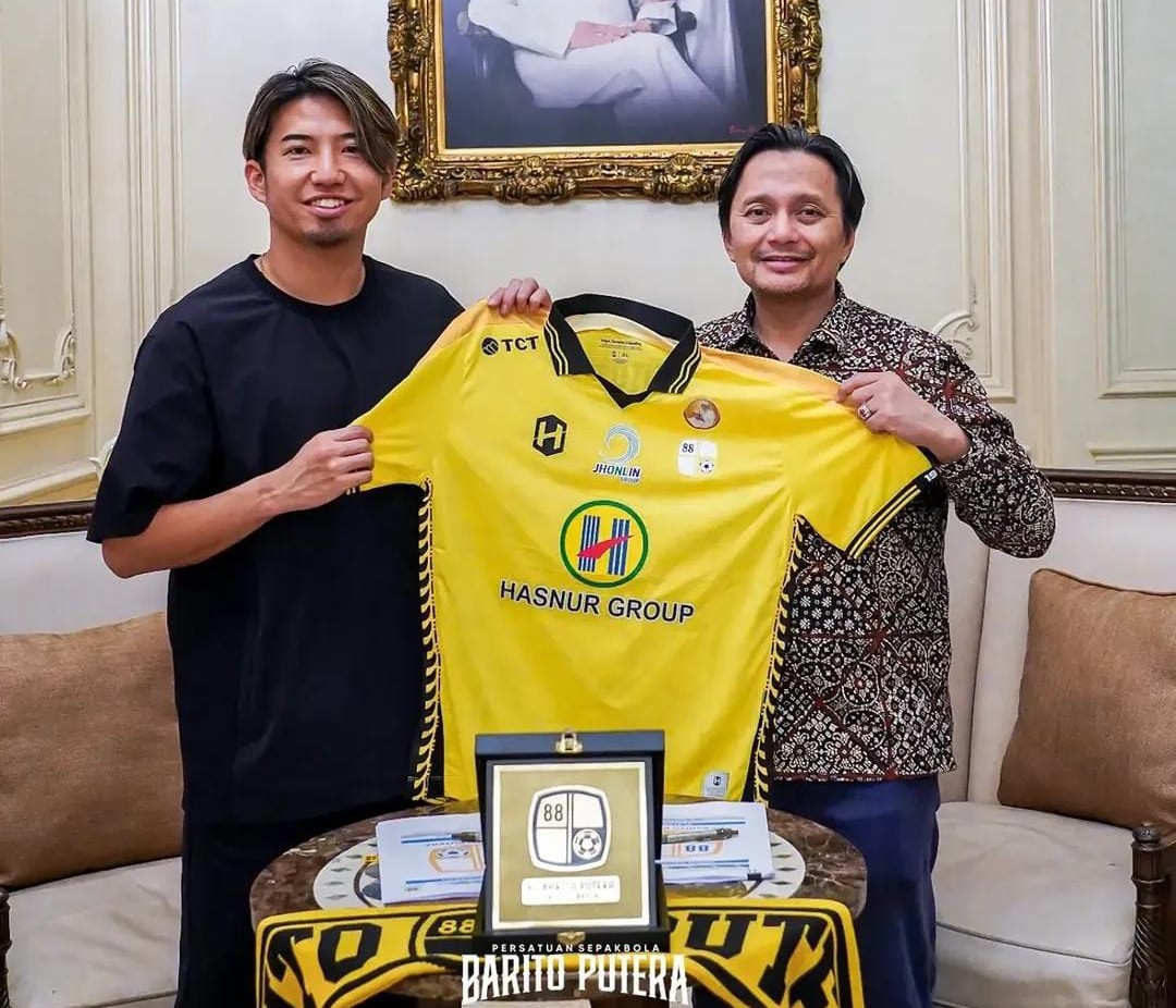 Foto Bersama Owner PS Barito Putera, Hasnuryadi Sulaiman, bersama Kodai Nagashima usai penandatanganan Kontrak pemain