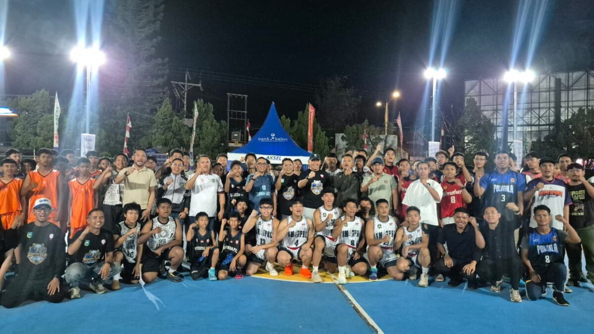 Usai pembukaan Turnamen Bupati Cup Basketball, Bupati Rahmat Trianto foto bersama peserta. Foto : istimewa