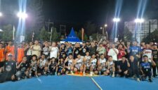 Usai pembukaan Turnamen Bupati Cup Basketball, Bupati Rahmat Trianto foto bersama peserta. Foto : istimewa