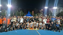 Usai pembukaan Turnamen Bupati Cup Basketball, Bupati Rahmat Trianto foto bersama peserta. Foto : istimewa